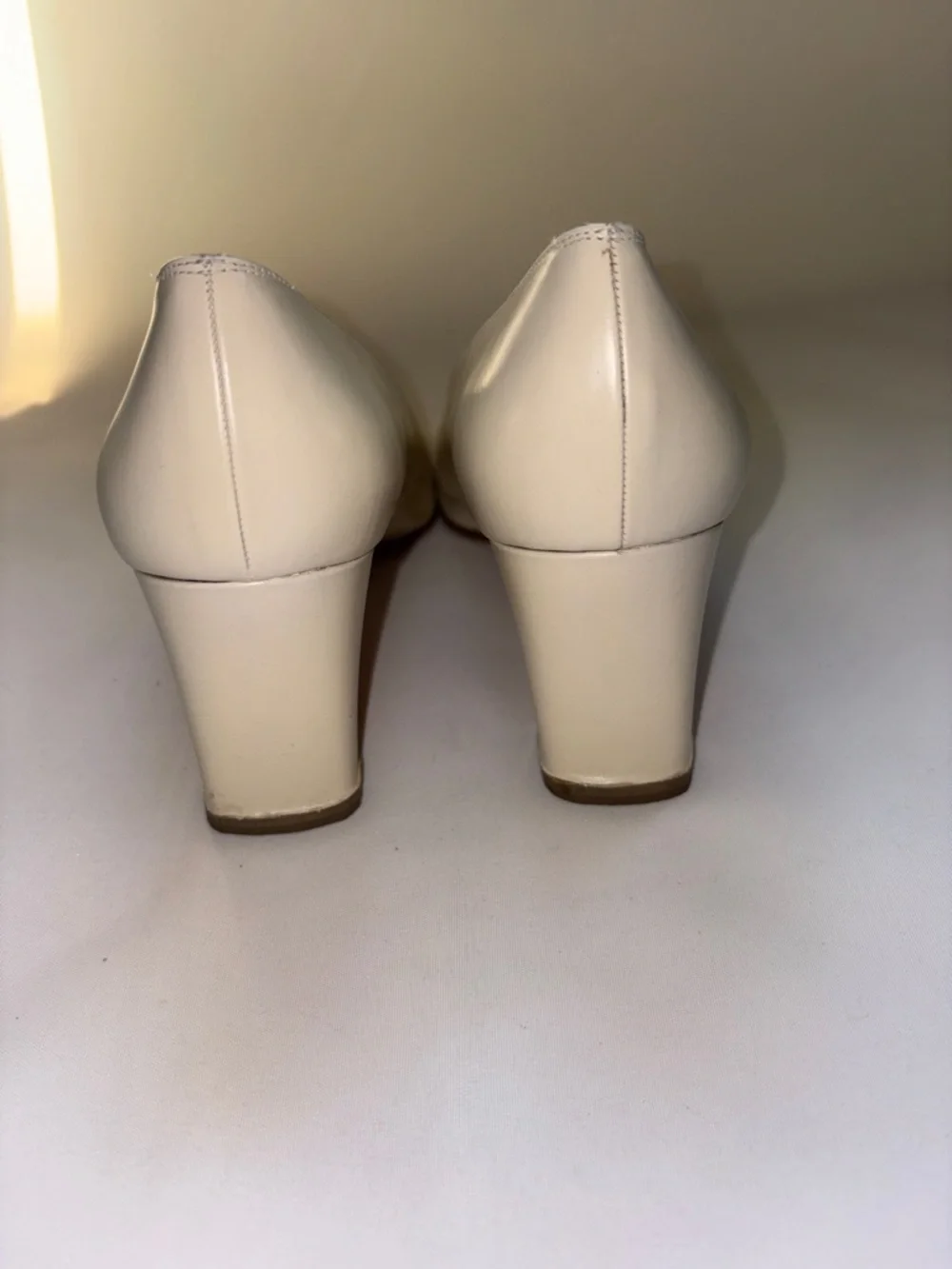 VINTAGE Salvatore Ferragamo Cream Leather Block Heel Pumps Size 9.5 - Picture 5 of 7